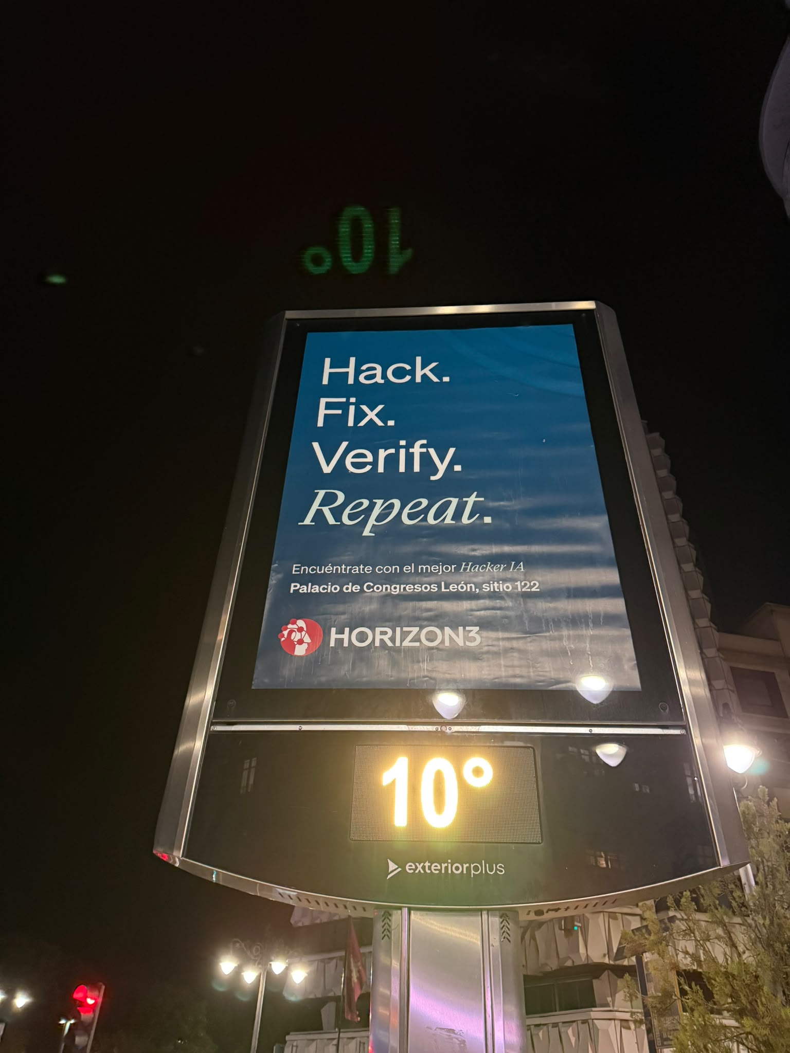 Campaña de ciberseguridad en el reloj-termómetro publicitario de la plaza de San Francisco, León, junto al jardín