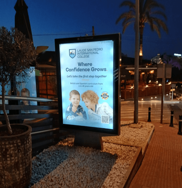 Campaña de un colegio internacional en el mupi de la avenida de la Constitución con la calle Toledo, San Pedro Alcántara