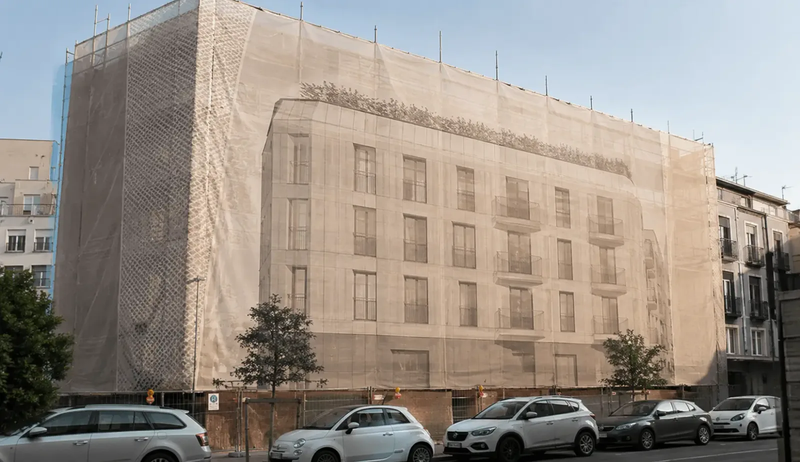 Lona microperforada instalada sobre andamio en rehabilitación de edificio