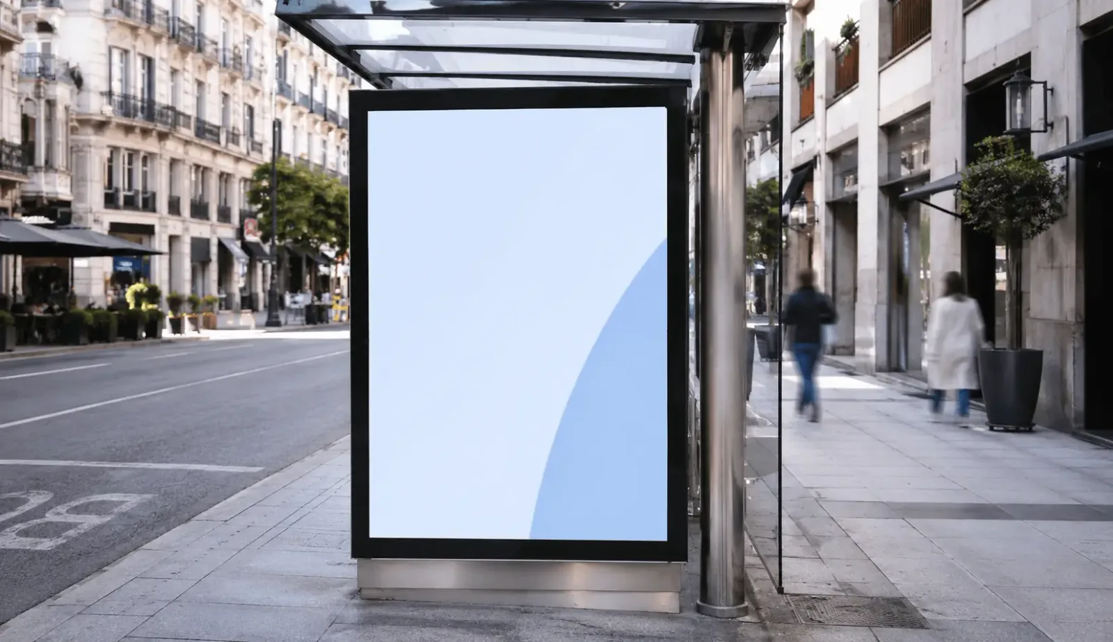 Marquesina de autobús con un anuncio publicitario genérico en una calle comercial española durante el día, peatones desenfocados al fondo