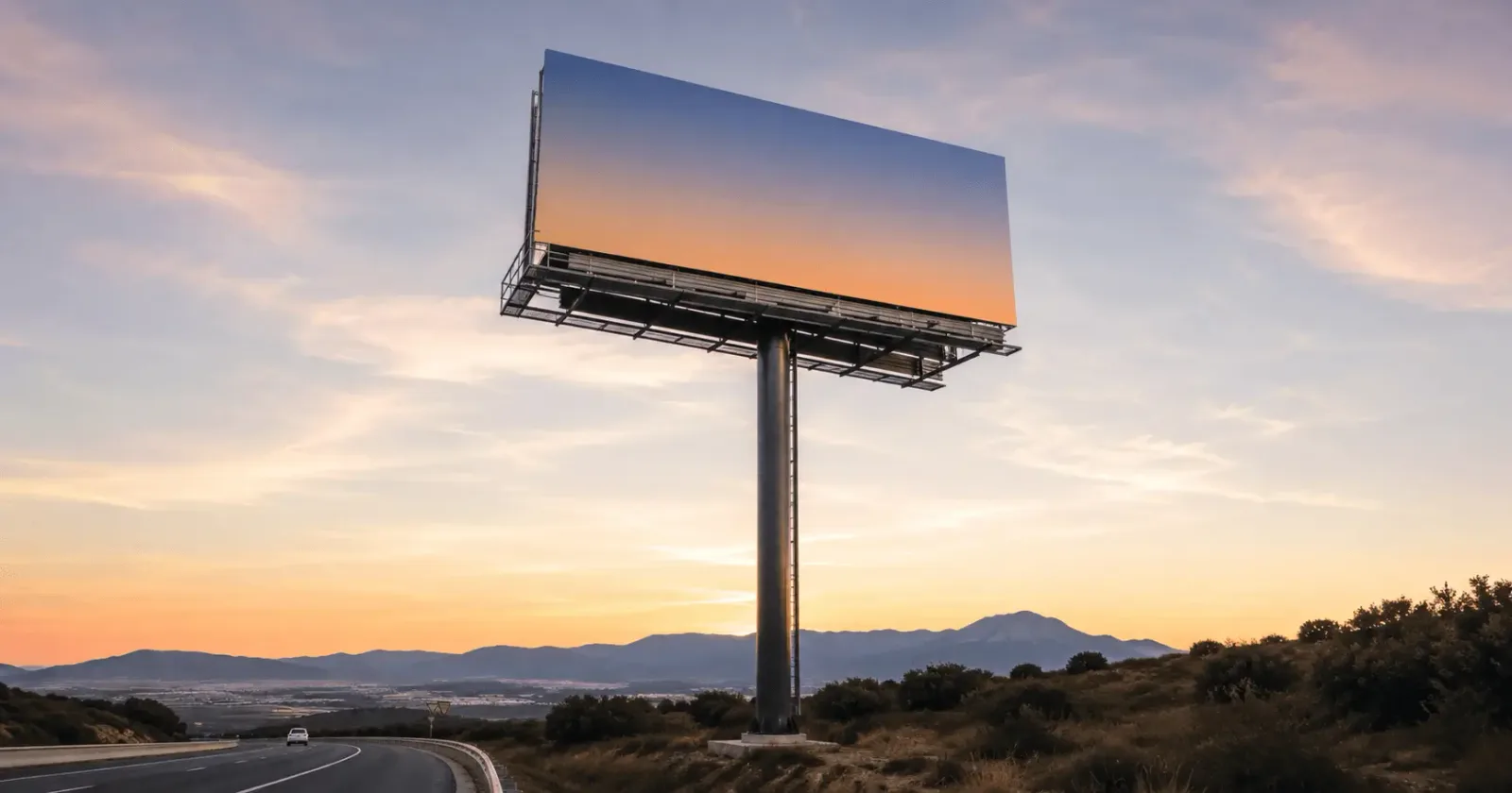 Monoposte publicitario en acceso a ciudad con visibilidad a larga distancia