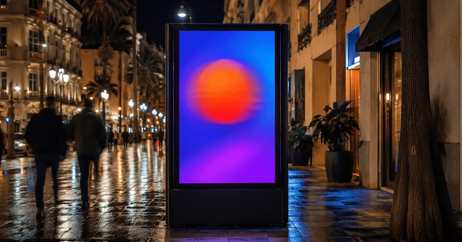 Mupi digital en zona urbana mostrando publicidad dinámica