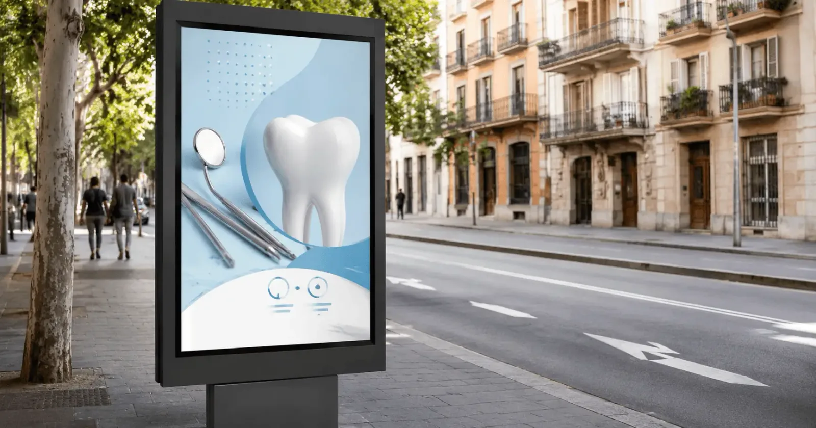 Mupi con la campaña publicitaria de una clínica dental en una calle de barrio
