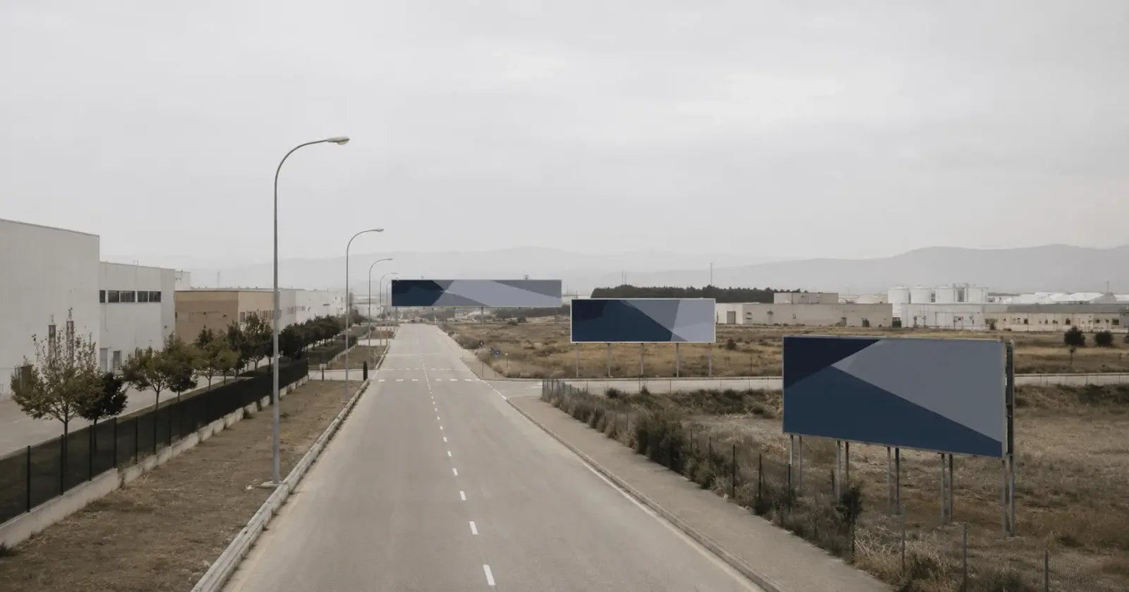 Diferentes tipos de vallas publicitarias instaladas en una calle urbana