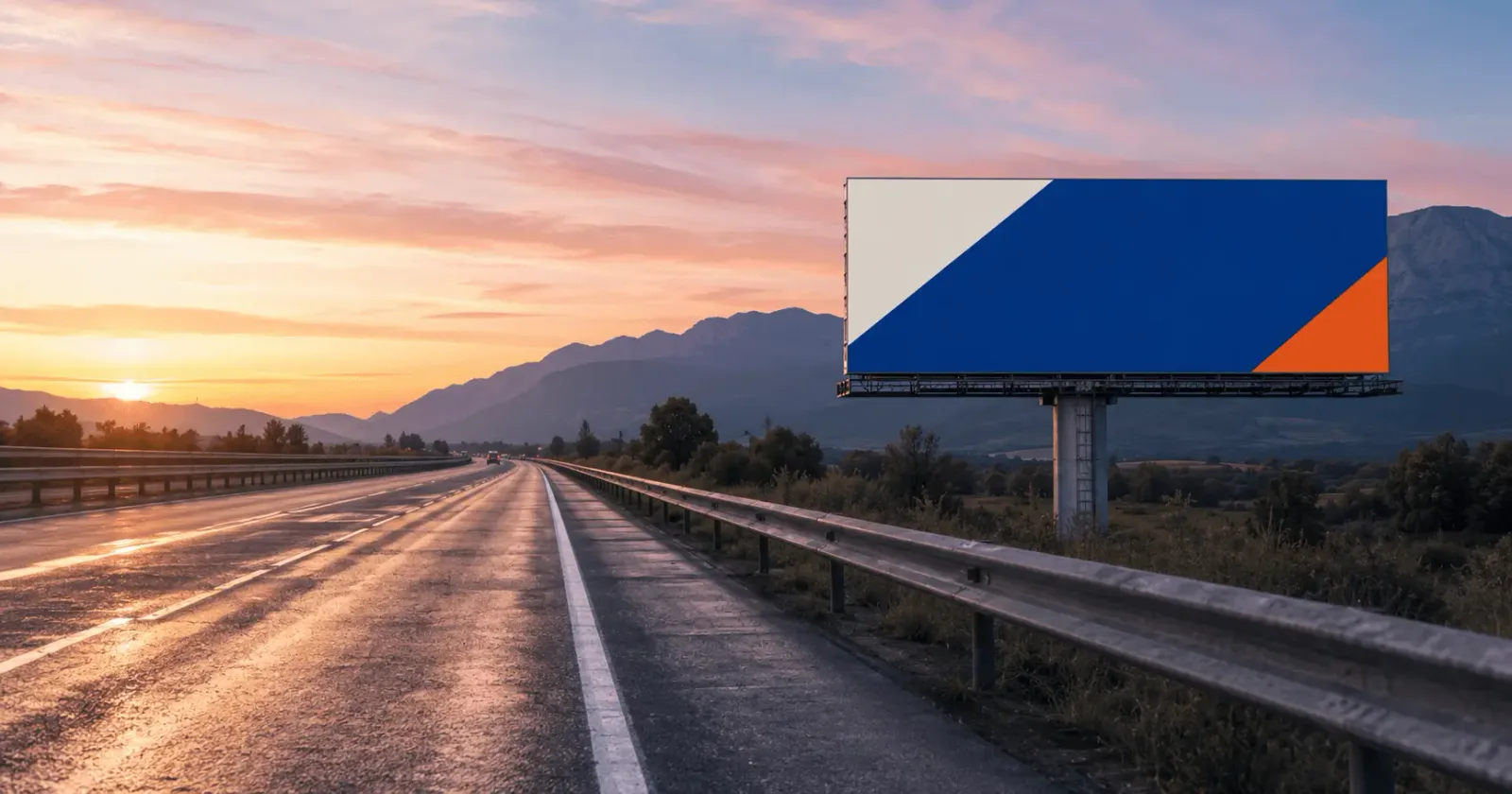 Valla publicitaria en autovía española al amanecer con tráfico ligero