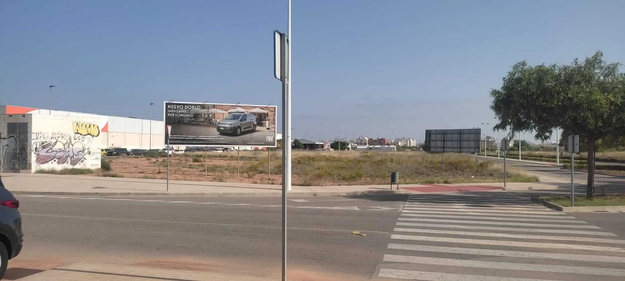 Valla de 8 x 3 metros a pie de acera en la avenida Fausto Caruana, esquina con Elio Antonio de Nebrija, junto a Todojuguete, en Puerto de Sagunto