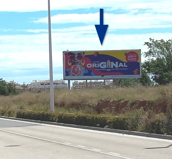 Valla de 8 x 3 metros sobre poste en la avenida Fausto Caruana, frente a Todojuguete, con el sentido hacia Jaume Roig y el puerto, Puerto de Sagunto