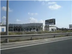 Valla publicitaria de 8 x 3 metros sobre la autovía Alicante-Madrid, en el acceso al mercado mayorista MercAlicante, orientada hacia la avenida de Elche