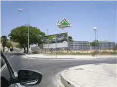 Valla publicitaria de 8 x 3 metros en Alicante, frente a la entrada del centro comercial Gran Vía, en la calle del Artista del Fuego Ramón Marco