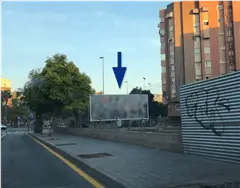 Valla publicitaria de 8 x 3 metros en el número 28 de la calle Finestrat de Alicante, junto a la glorieta de Alí Andreu Cremades, en dirección a la avenida de Denia