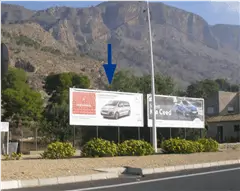 Valla publicitaria de 8 x 3 m en la glorieta de Puertas de Murcia, sobre la nacional N-340, frente a la salida del centro comercial Ociopía, Orihuela