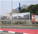Cara de 8 x 3 m orientada a la glorieta de la CV-930 con la nacional N-340, frente al concesionario Renault, dirección polígono industrial Puente Alto, Orihuela