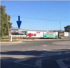Valla en la avenida de El Treinta, acceso al polígono La Redonda de El Ejido