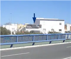 Vallas publicitarias en el Puente de la Concordia sobre el río Iro dirección carretera de Medina, Chiclana
