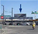 Vallas publicitarias en la avenida de Solano y Descubrimiento junto a Mercadona y el polígono El Torno, Chiclana