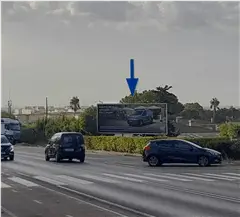Valla publicitaria en la avenida de Valdelagrana junto a la calle Viñador, en la salida del centro comercial Parque Bahía Mar de El Puerto de Santa María