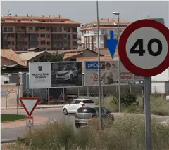 Valla publicitaria en la calle Burriana, 49, glorieta de la CV-185 junto a la gasolinera, entrada a Villarreal