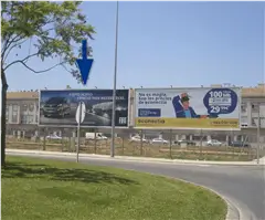 Valla publicitaria en la avenida de Portugal, glorieta de la calle Sierra d'Irta, dirección al centro comercial Carrefour, Villarreal