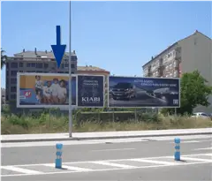 Valla publicitaria en la avenida de Grecia, frente al restaurante La Brasa, en el polígono industrial La Rosaleda de Villarreal