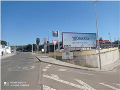 Valla publicitaria en la calle Fuente de la Salud, dirección avenida Profesor Arnold, junto a la gasolinera Galp, Córdoba