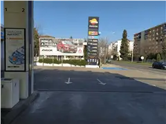 Valla de 8 x 3 metros en el número 74 de la avenida de Cádiz, con la estación de servicio al lado, Córdoba