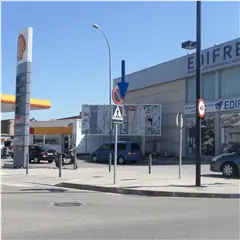 Vallas en la carretera de Roses C-260, zona comercial de Figueres