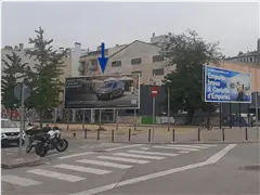 Cara única de 8 x 3 m en el cruce de Pierre Vilar con la Creu, a pie del supermercado Dia, en el Eixample de Girona