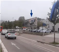 Gran formato en la glorieta donde Josep Tarradellas i Joan corta Pedret, con el Caprabo enfrente, en la entrada norte de Girona