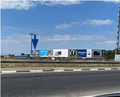Entrada al polígono de Urtinsa desde la glorieta de la carretera Alcorcón-Leganés, con la gasolinera al lado