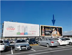 Valla publicitaria de 8 x 3 metros en el aparcamiento de Makro, avenida de Velázquez, Málaga