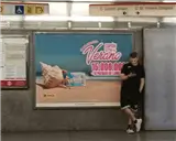 Jet publicitario en el andén de la estación de Benimaclet, Valencia