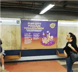 Jet publicitario en el andén de la estación de Campanar, Valencia