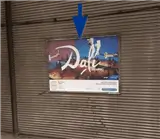 Jet publicitario en el andén de la estación de Xàtiva, Valencia