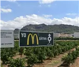 Valla publicitaria en la entrada a Xàtiva desde Ontinyent