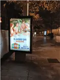 Mupi iluminado en el paseo de la Independencia, esquina con la plaza de Santa Engracia, Zaragoza