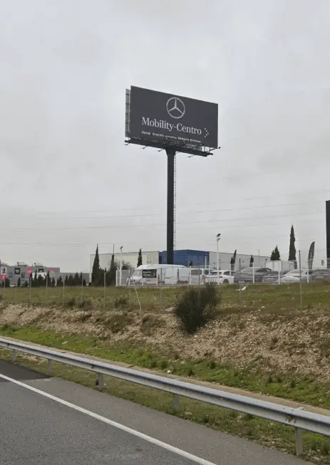 Campaña de un monoposte exterior en Madrid Campaña de un monoposte exterior en Madrid