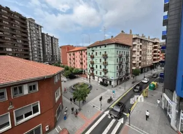 Publicidad exterior en el centro de Basauri