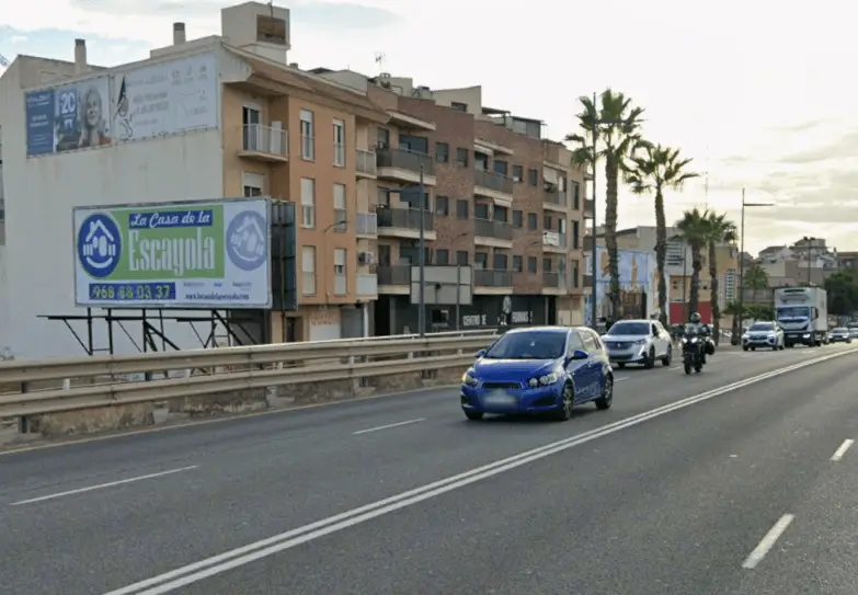 Lonas y vallas en la avenida Príncipe, el eje con más movimiento del centro de Alcantarilla