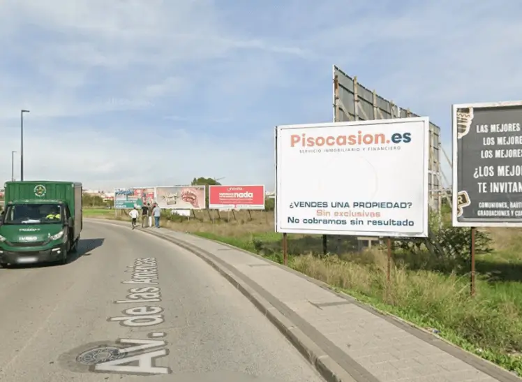 Vallas publicitarias en las entradas del polígono industrial Oeste, entre Alcantarilla y San Ginés