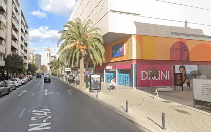 Mupi en Santo Tomás y Plaza de Dins, Alcoy Mupi en el centro histórico de Alcoy, junto a Plaza de Dins