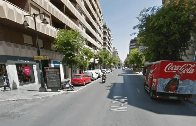Mupi junto a la Estación de Autobuses de Alcoy Mupi en la Avenida Juan Gil Albert, Estación de Autobuses de Alcoy