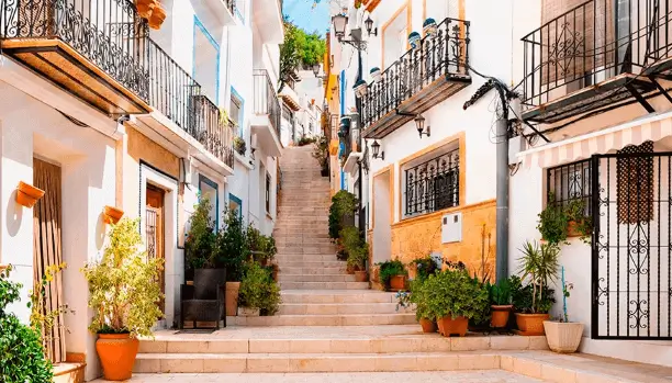 Soportes publicitarios en el Barrio de Santa Cruz Publicidad exterior en el Barrio de Santa Cruz de Alicante