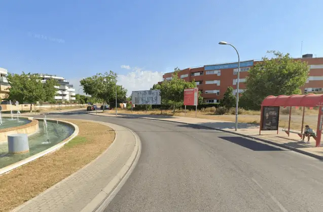 Publicidad exterior en la Avenida de las Artes, Pinto