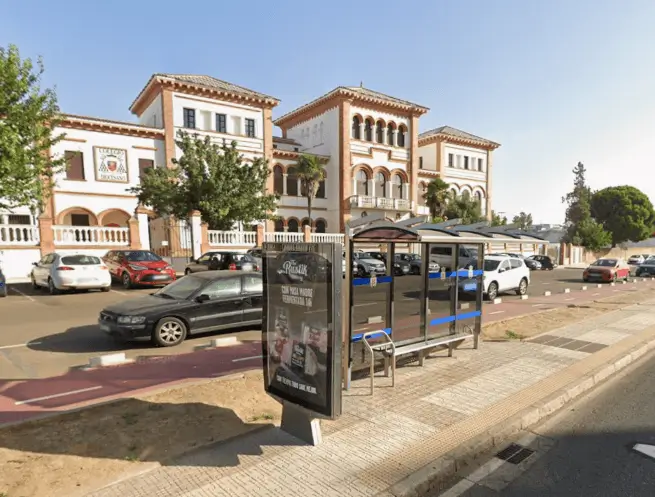 Marquesinas y mupis en Suerte de Saavedra, distrito sur de Badajoz vertebrado por la Avenida Sinforiano Madroñero y la Avenida del Perú