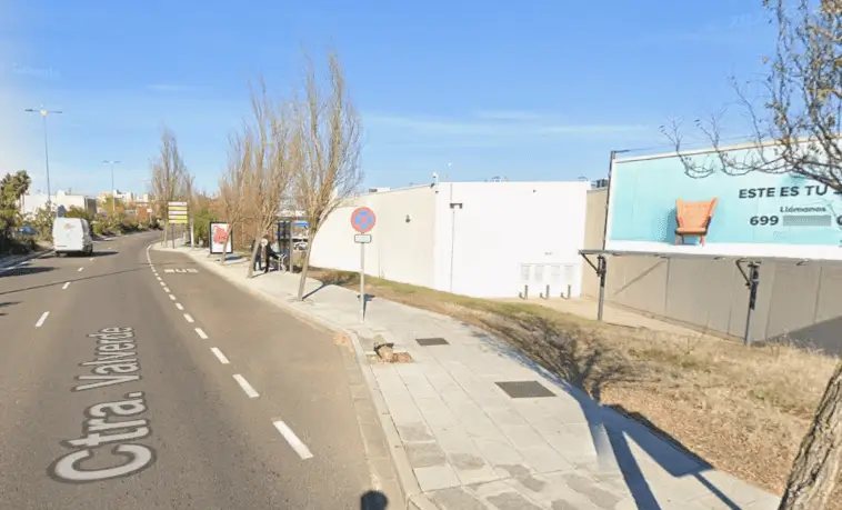 Marquesinas, mupis y vallas en Valdepasillas, Pardaleras y la carretera de Valverde, zona de expansión residencial y comercial de Badajoz