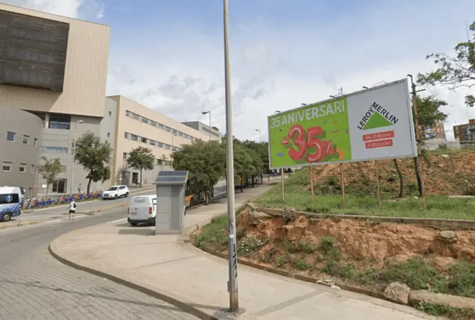 Vallas en la plaça Salvador Dalí y la avenida del Cardenal Vidal i Barraquer, área residencial del barrio de Bonavista en Badalona