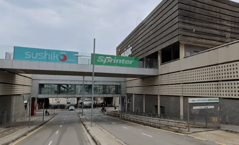 Mupis en el Centre Comercial Màgic Badalona y vallas en la avenida del Caritg, una de las áreas comerciales con más afluencia del Barcelonès Nord