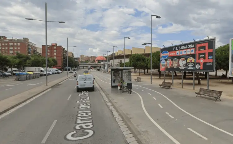 Lona y vallas en la avenida del Marqués de Mont-Roig, eje comercial cercano al Palau Olímpic en el barrio de Progrés de Badalona