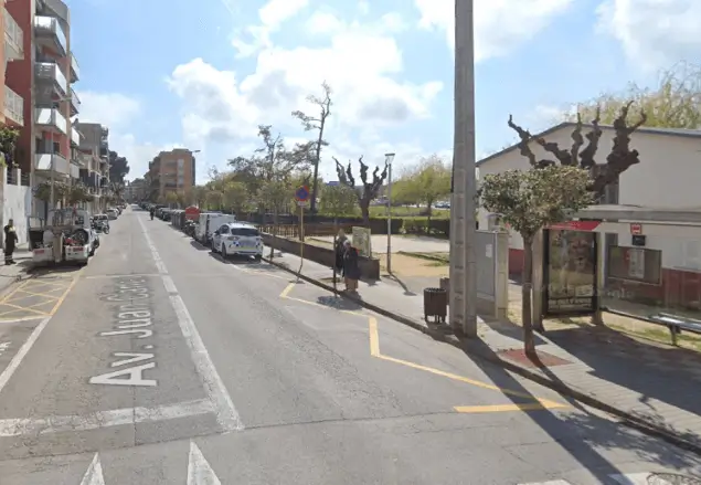 Mupis y marquesinas en Els Pins, barrio con alta densidad de hoteles, campings y comercio orientado al visitante de la Costa Brava