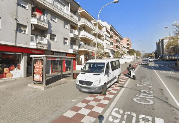 Mupis y vallas en la avenida de la Estación y polígono de la carretera de la Estación, una de las zonas con mayor tráfico rodado de Blanes